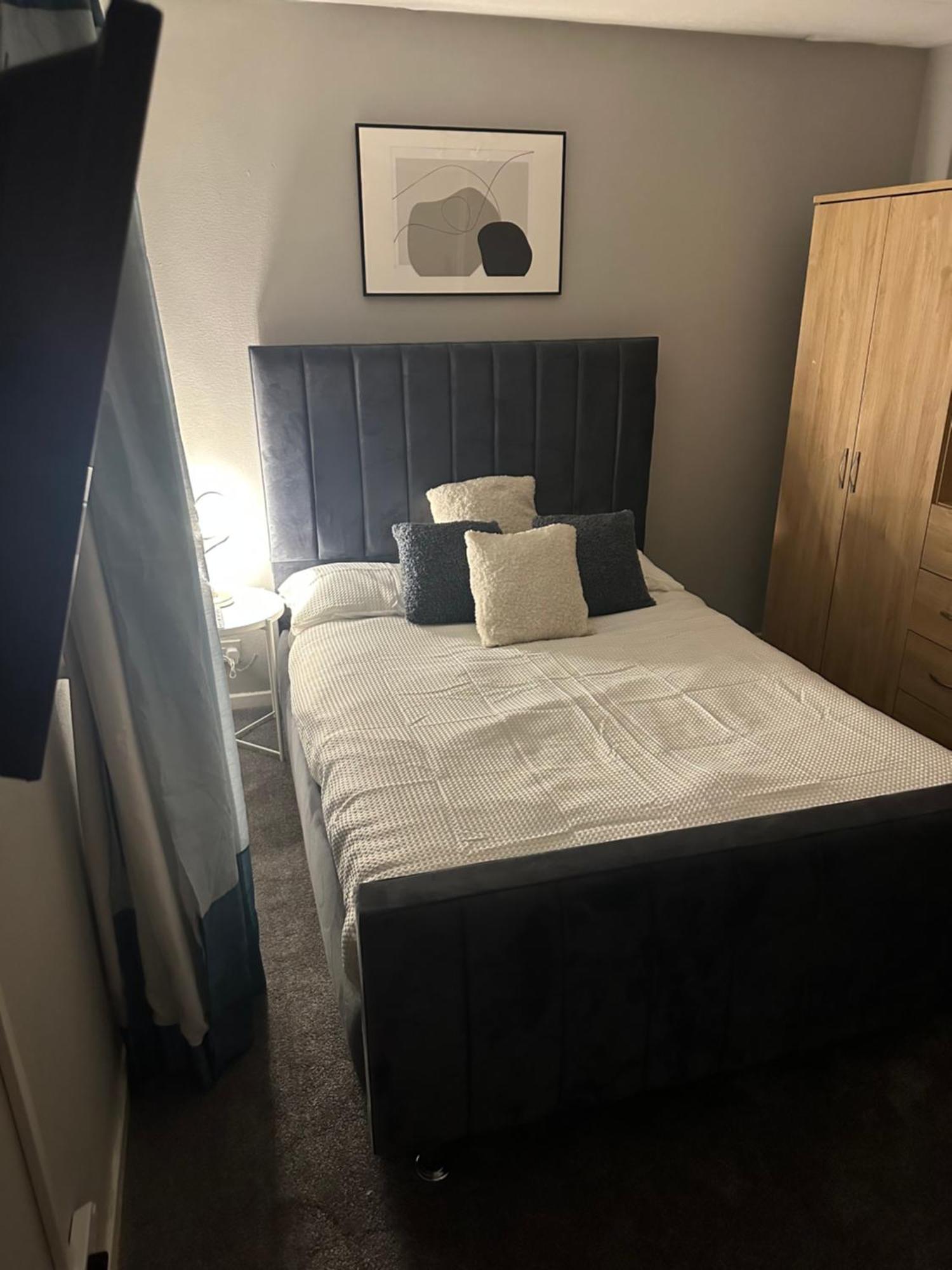 La Mansion Bed & Breakfast Уенсбъри Екстериор снимка